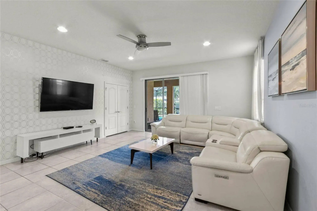 Relaxing Family Home with Pool at Windsor Resort 901