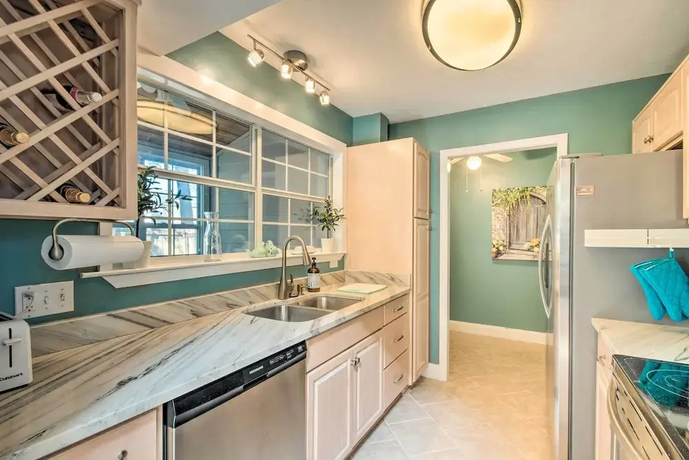Pet-friendly A-frame Retreat Near Dtwn + Beaches!