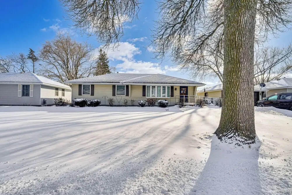 12 Mi to St Paul: Pet-friendly Home w/ Backyard