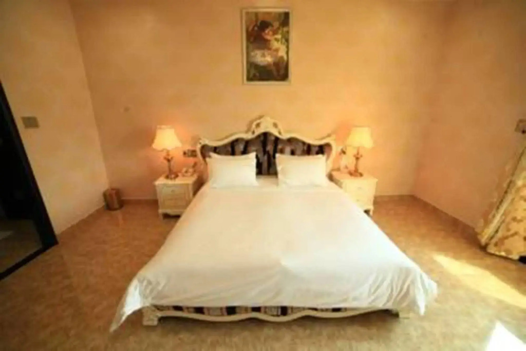 Bezel Hotel