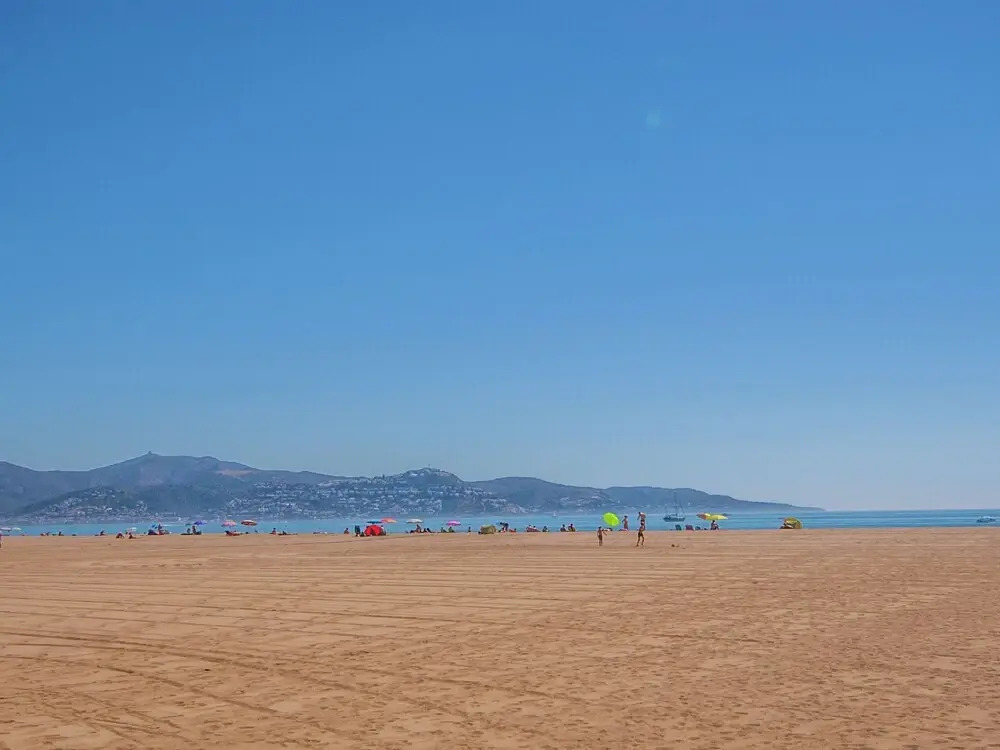 Alluring Apartment in Empuriabrava With Swimming Pool