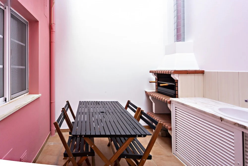 Pink House in Faro With 3 Bedrooms and 3 Bathrooms