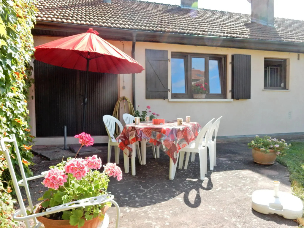 Snug Holiday Home with Fenced Garden, Garden Furniture, BBQ