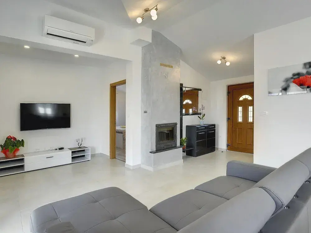 Modern Holiday Home With Pool in Pazin