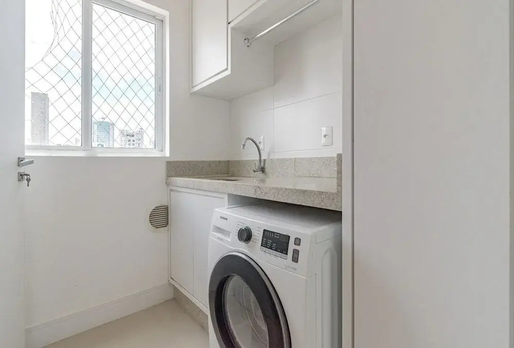 Apartamento no Centro com 3 su tes a 400m da Praia
