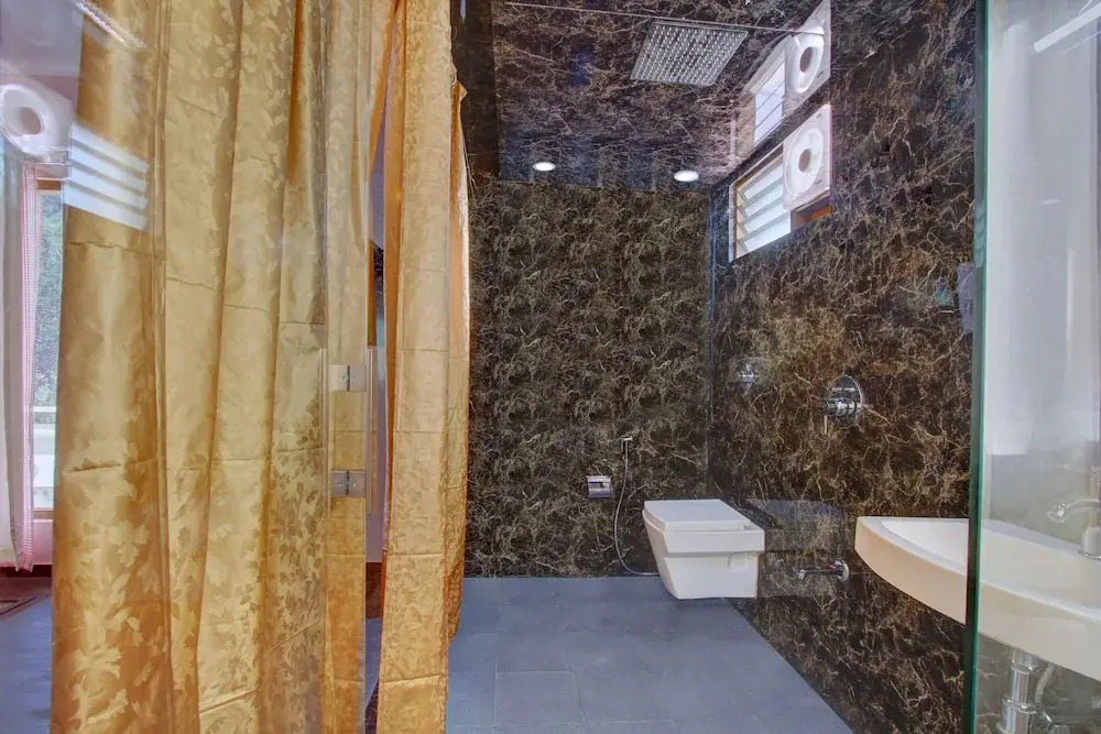 Oyo 27753 Kasa Luxury Inn