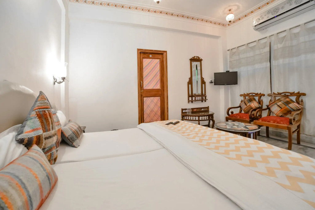 Hotel Devraj Niwas on Lake Pichola