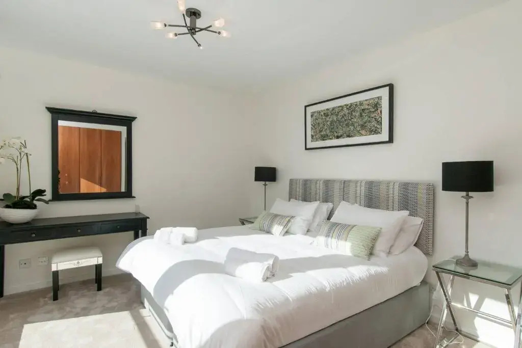 379 Luxury 3 Bedroom City Centre Apartment With Private Parking and Lovely Views Over Arthur s Seat