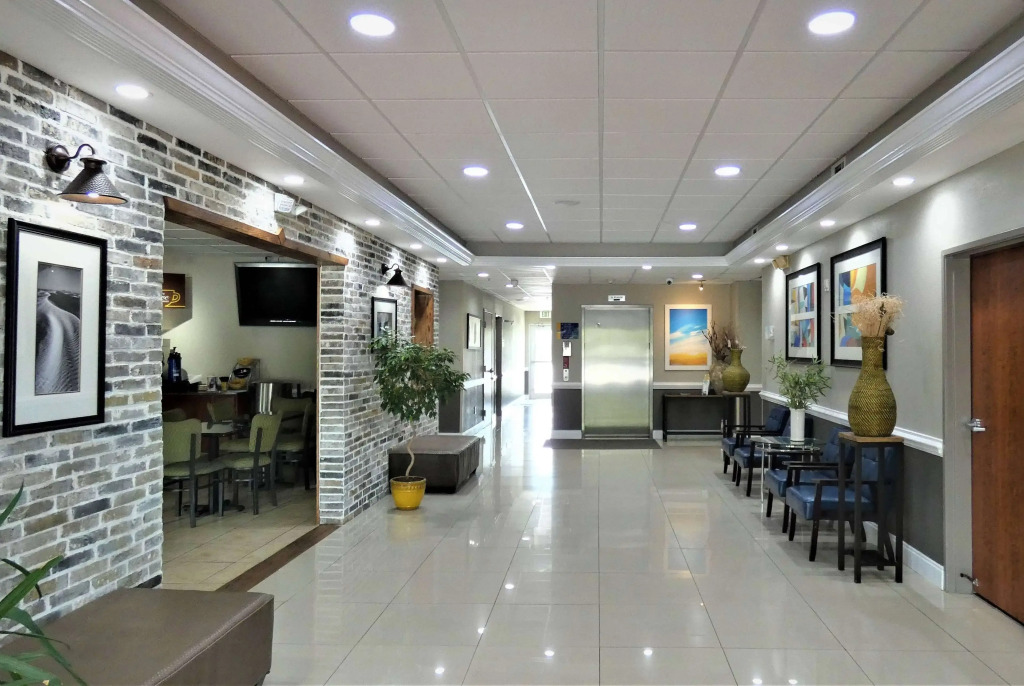 Days Inn & Suites by Wyndham Savannah North I-95