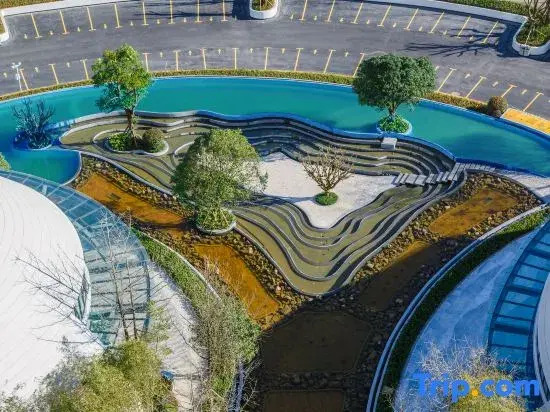 Golden Flower Jade Lake Plaza Hotel
