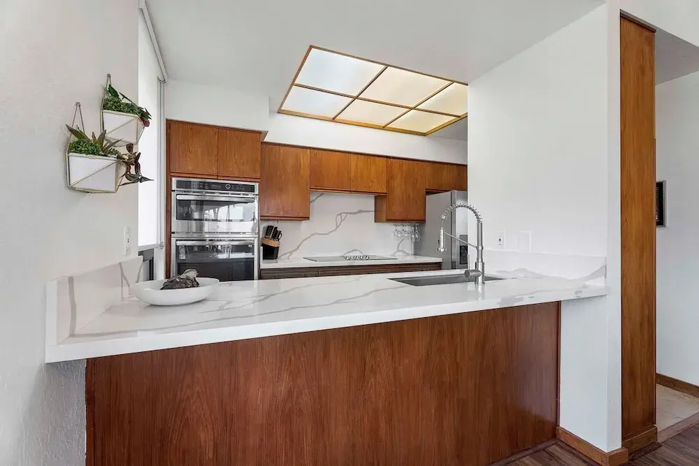 Newly Renovated - Gorgeous Condo & Location - Vrkcv