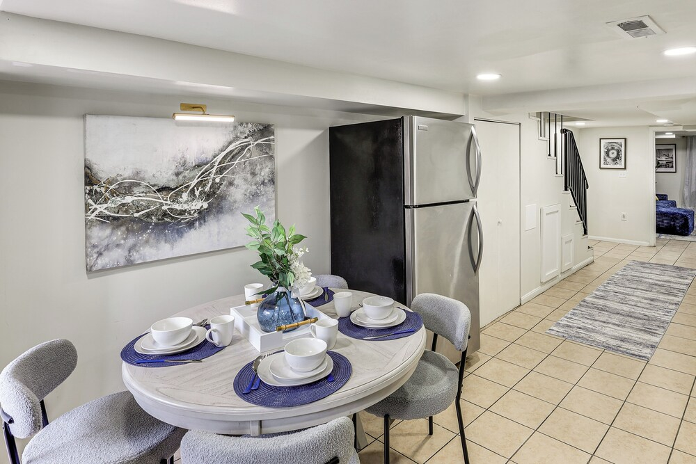 Walk to Patterson Park! Pet-friendly Townhome