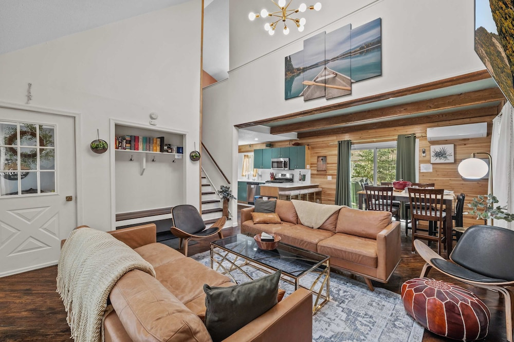 Dog Friendly Cabin w Hot Tub Sauna Fire Pit