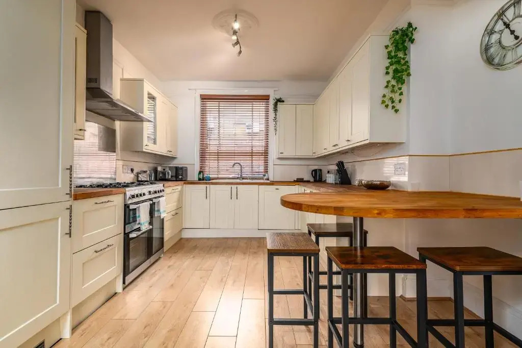 LARGE Town Centre Townhouse for Work and Leisure inc Private Parking by ComfyWorkers