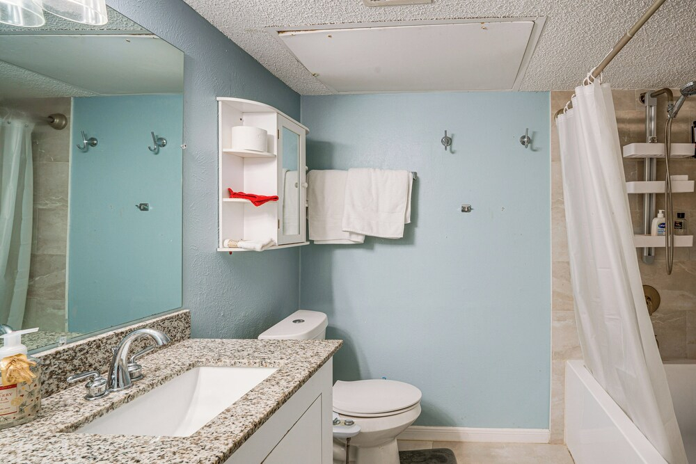 Near Expressways! Cozy Dallas Condo w/ Workspace