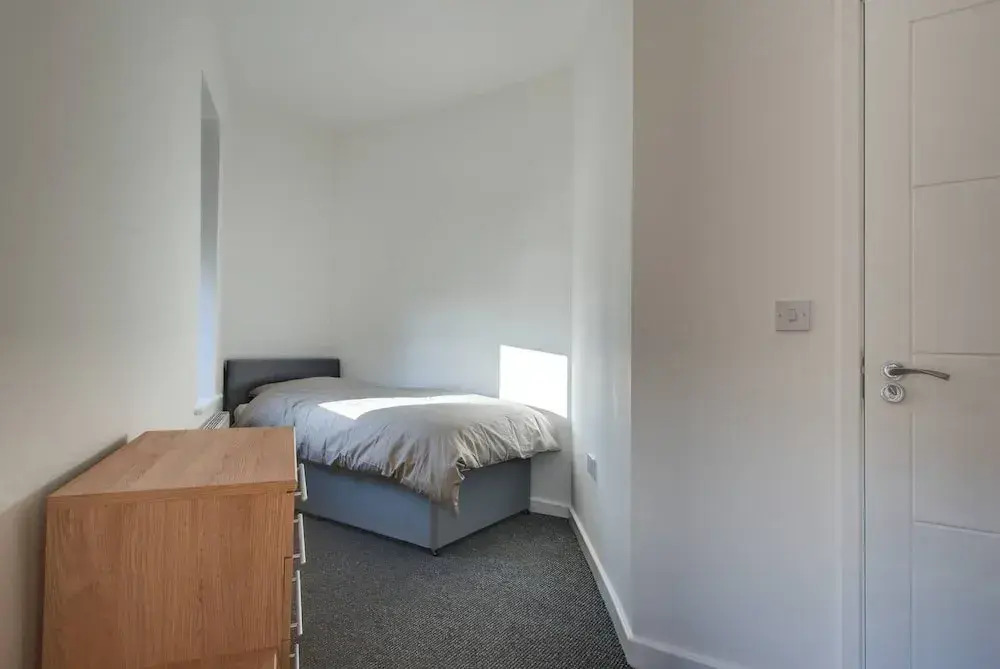 Self Check-In Town House in Barnsley Town Centre