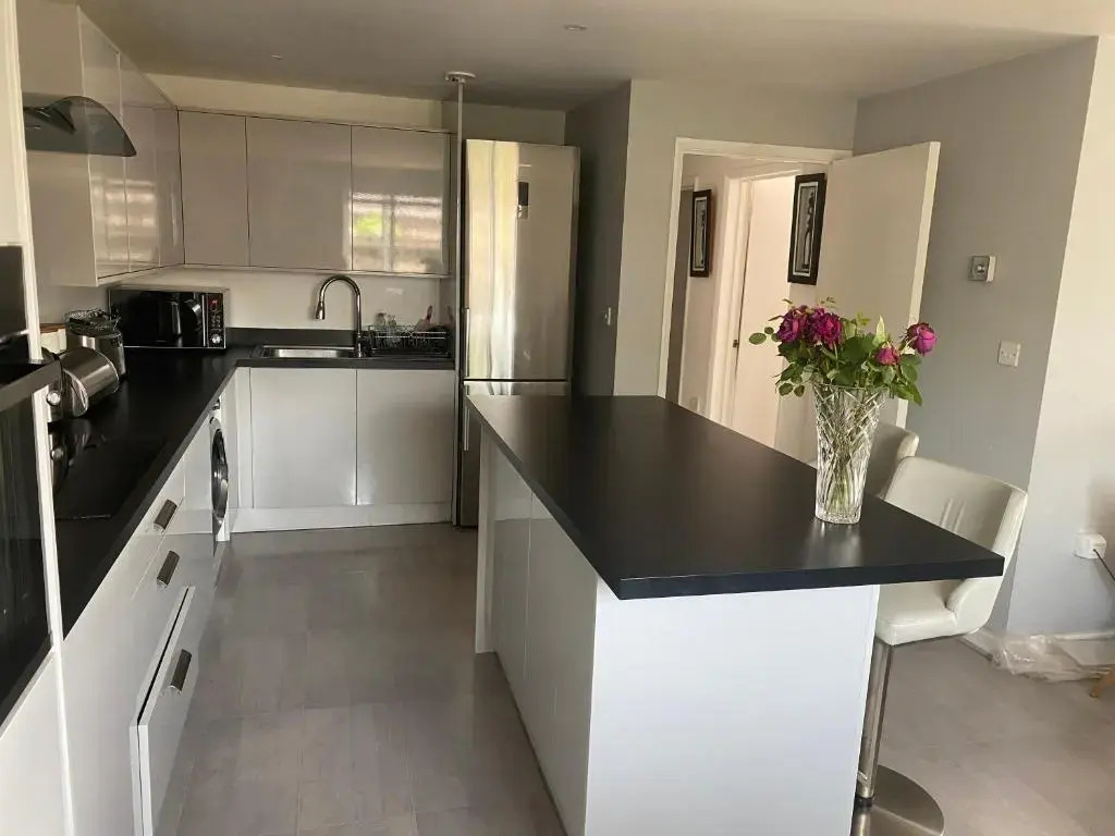 Luxury 2 bedrooms fully equipped Apartment with garden, Free Parking, Free Wifi & Netflix