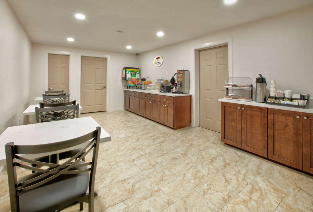 Super 8 by Wyndham Victoria / South / Hwy 59