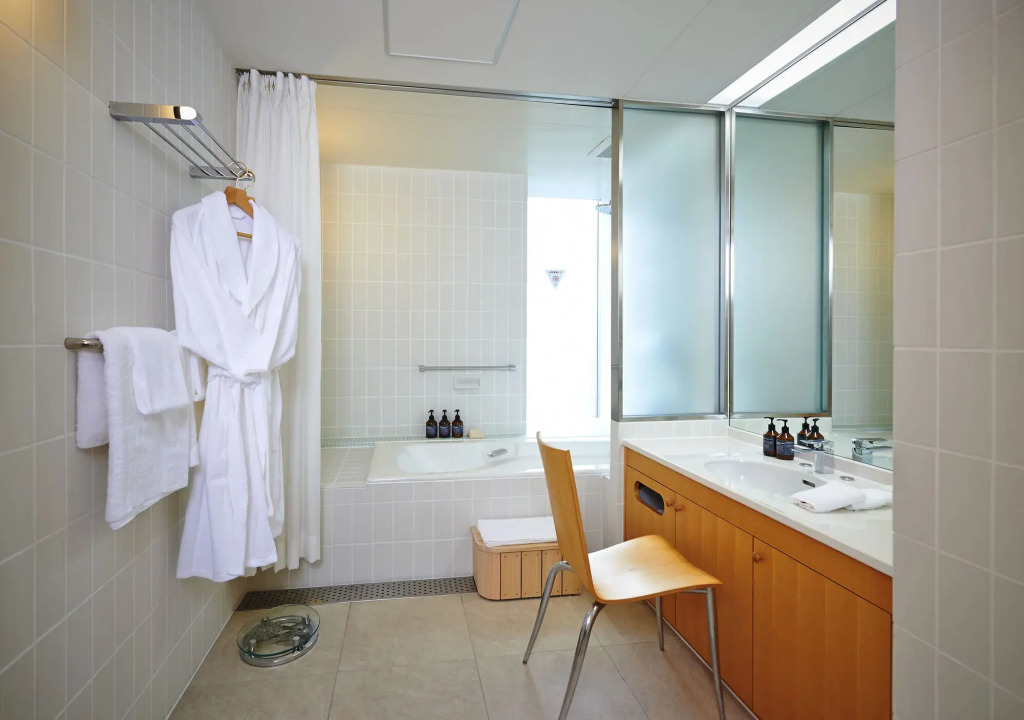 SETOUCHI RETREAT AONAGI by Onko Chishin