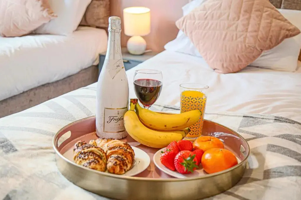 Brookland House with Free Parking, Fast Wifi, Garden and Smart TV with Netflix by Yoko Property