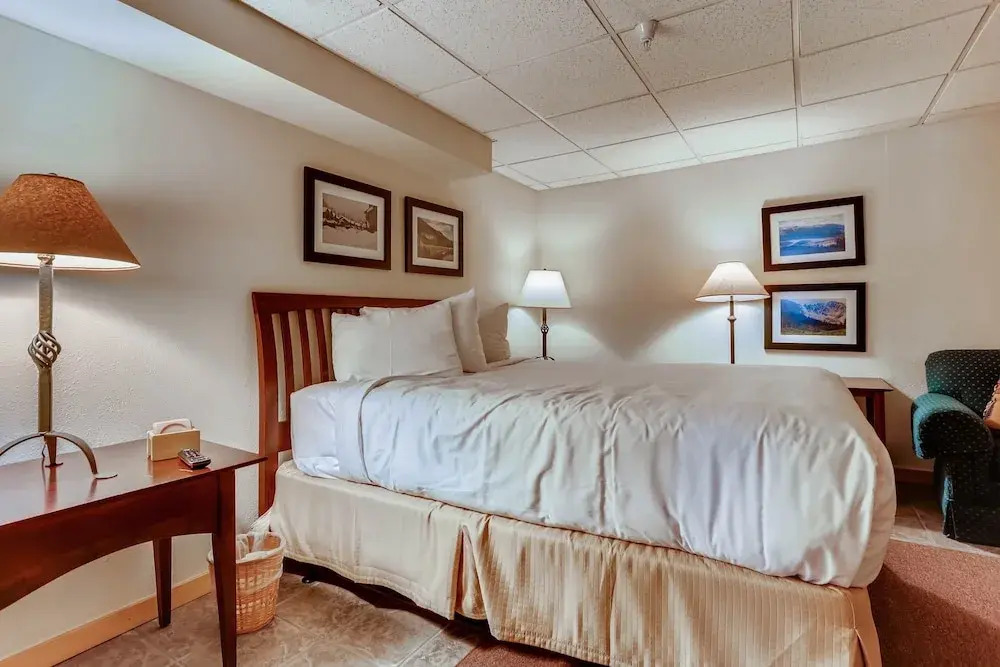 Premiere 2br Townhome - Shuttle To Slopes. Kids Ski Free! 2 Bedroom Condo by RedAwning