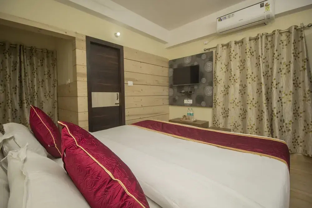 OYO 25007 Hotel Royal Garden