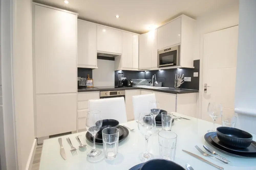London Apt - Sleeps 4 - Parking - Wifi