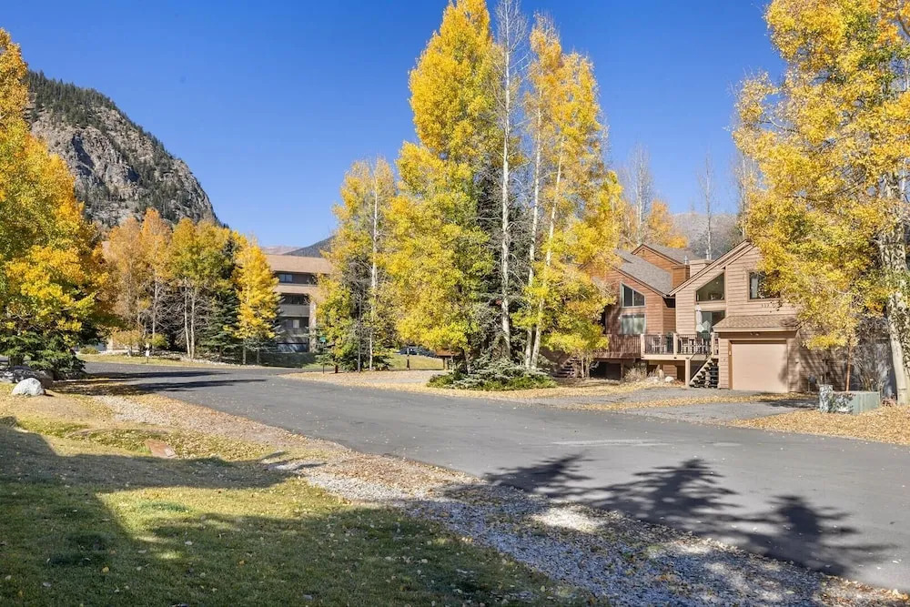 Mountainside 523 3 Bedroom Home by RedAwning