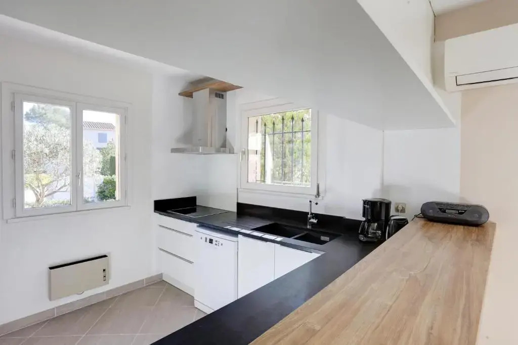 villa 8 pers, climatisée, piscine chauffée, un havre de paix sous les pins parasols