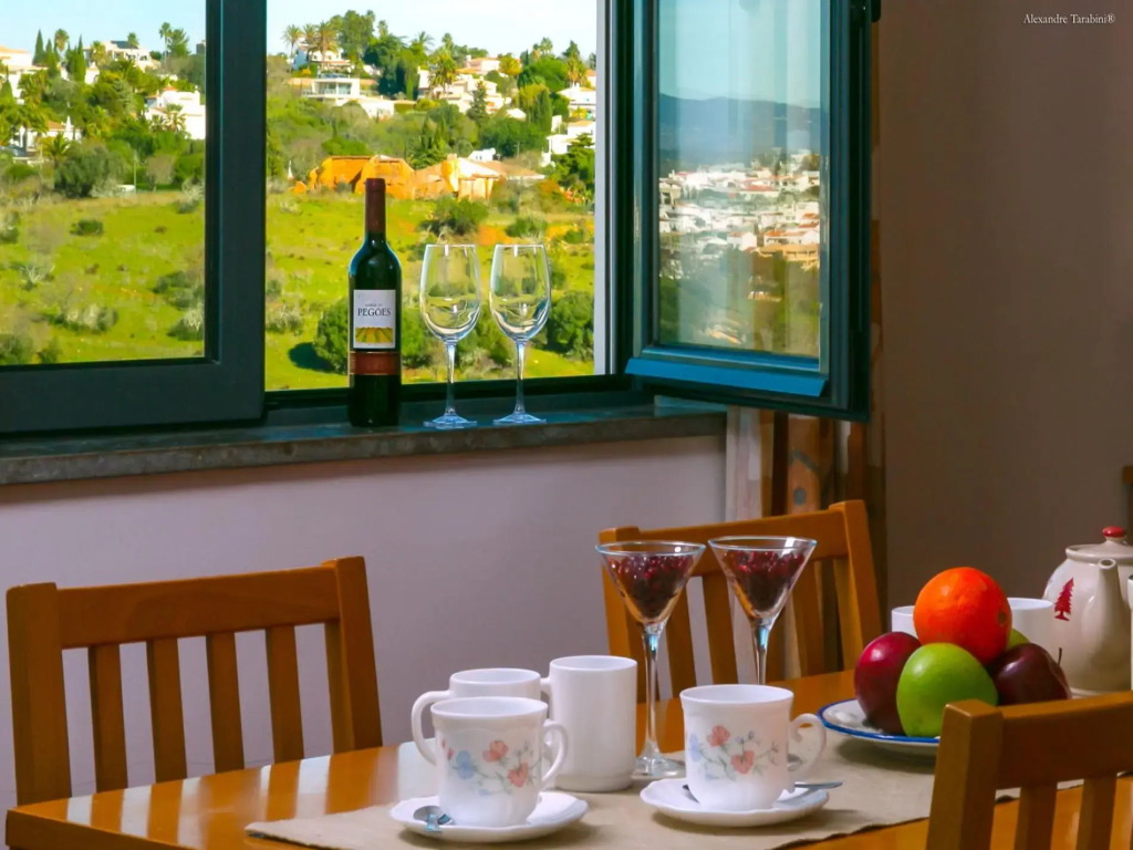 A22 - Mountain View & Seabreeze Apartment