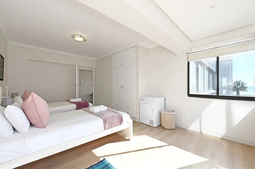 Spacious 3 Bed Apartment Sea Point Ocean Views