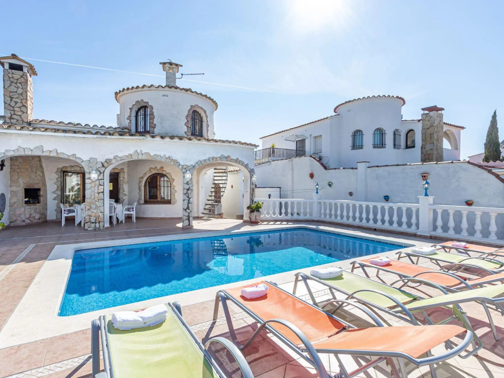 holiday house in Empuriabrava with private pool and mooring