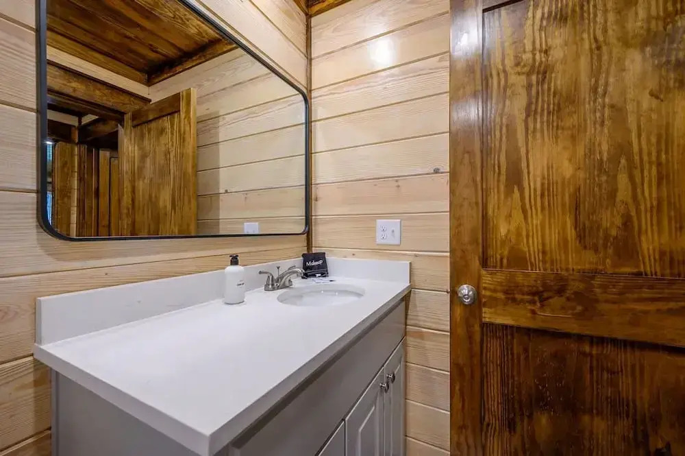 Family-friendly Broken Bow Cabin w spa Game Room
