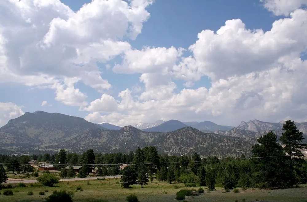 Rocky Mountain Retreat 1A- 4 bedroom/3 bath with personal hot tub offers Panoramic Mountain Views 4 Cabin