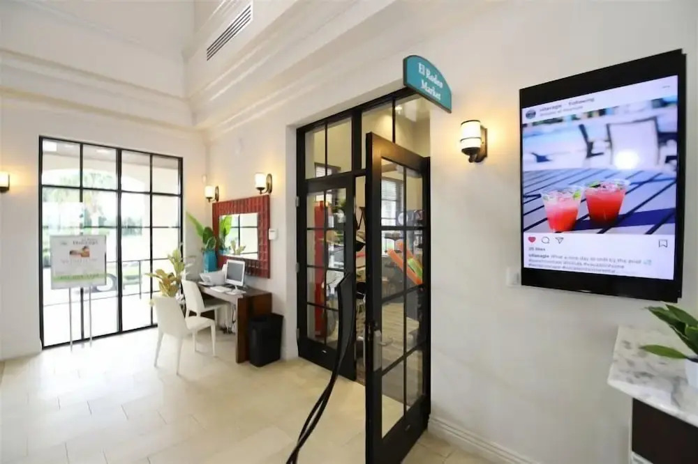 Amazing New TownHome 5 Bdr 4,5 Bath with Pvt Pool and Access to Clubhouse,15min from Disney