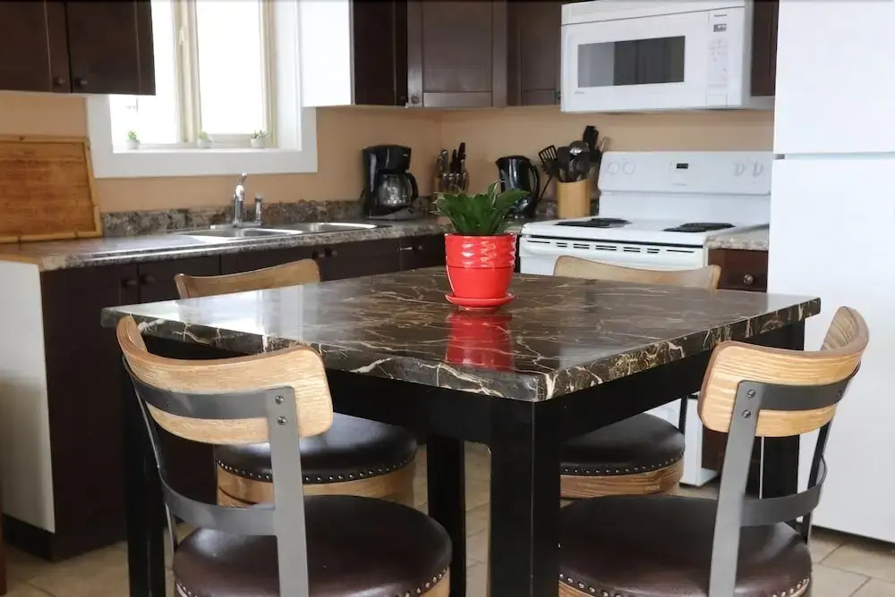 Lakefront Cottage at Nk'mip Campground - 4 Br Cabin