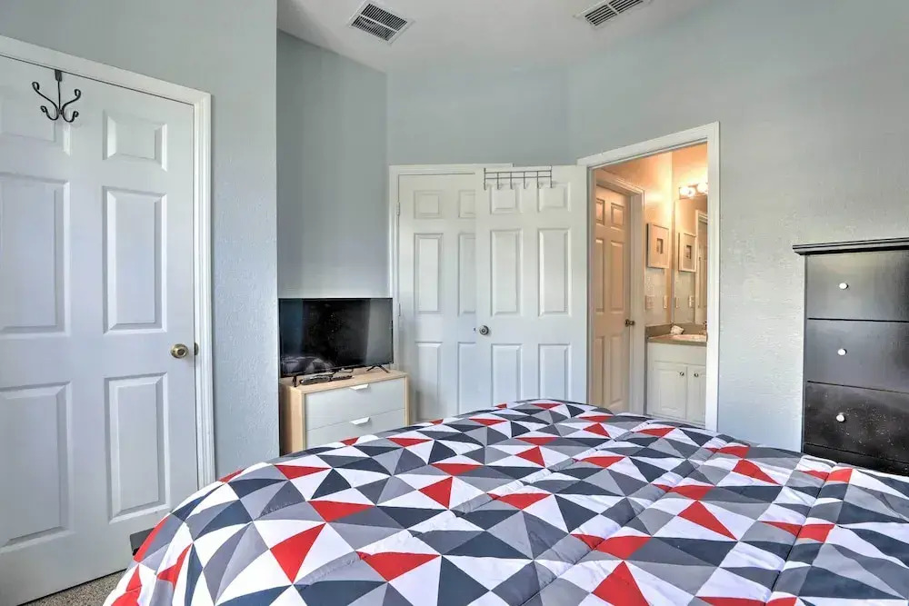 Resort Townhome w/ Splash Pool ~ 7 Mi to Disney!