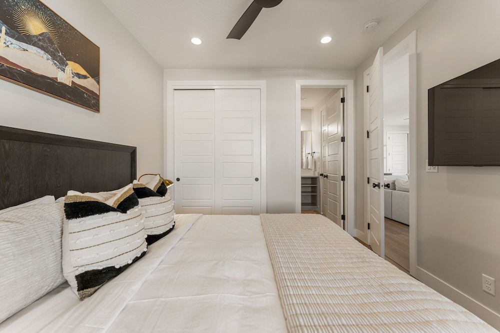 Sunset Pearl At Desert Color 8 Bedroom Townhouse