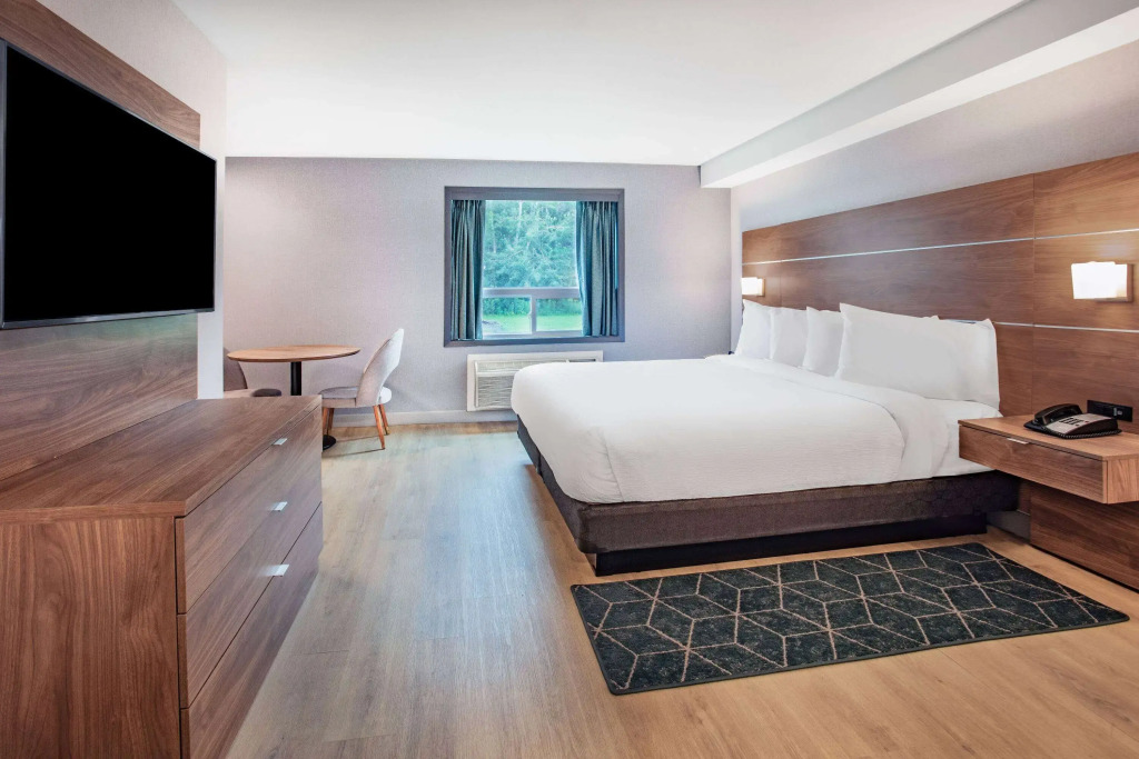 Super 8 by Wyndham Cornwall ON