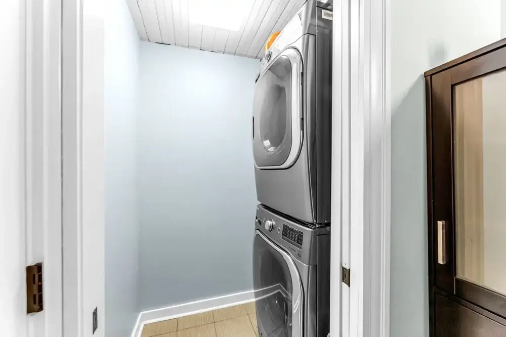 The Elm St Suite - Downtown Condo