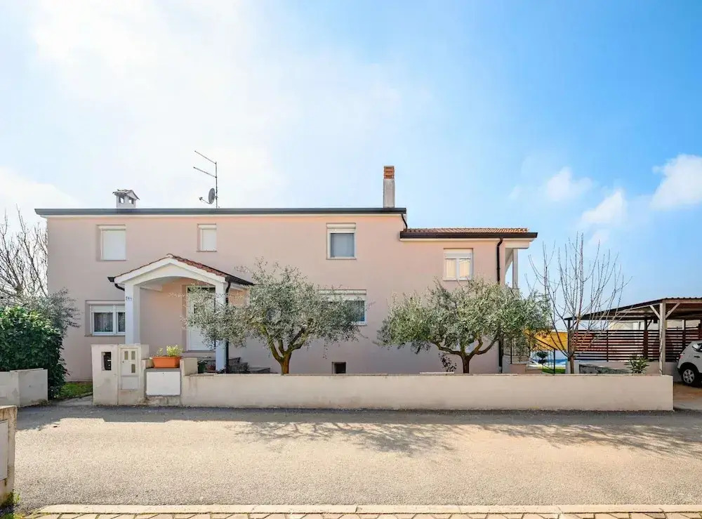 Beautiful Apartment With Parking Space