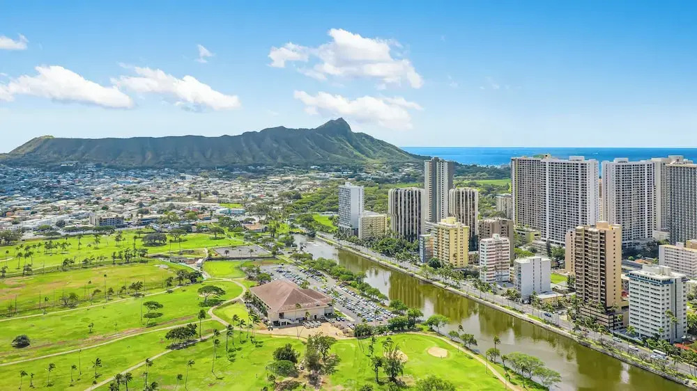 Waikiki Banyan 3409