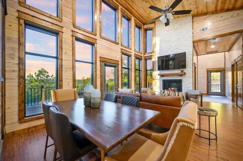 Vacana Overwatch Secluded Cabin, Beautiful Views, Large Back Deck, Pet Friendly