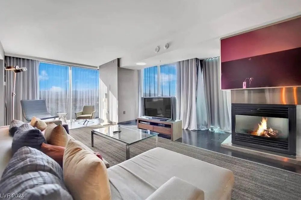 Mountain-view 1BR Palms w/ Balcony Access 83321