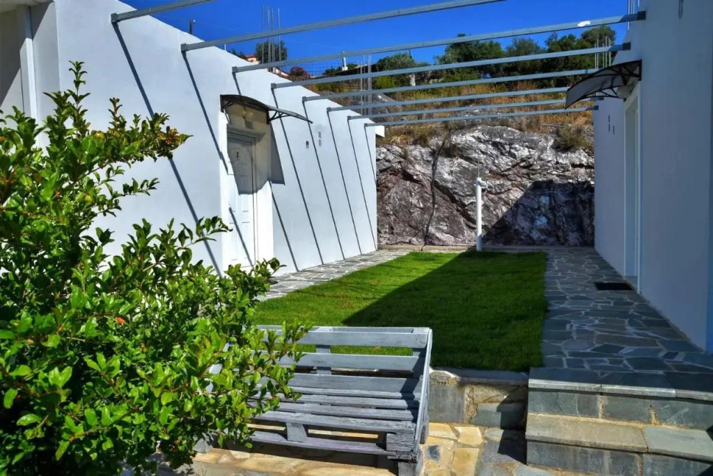 Eretria Cozy Home - Spacious Garden Retreats