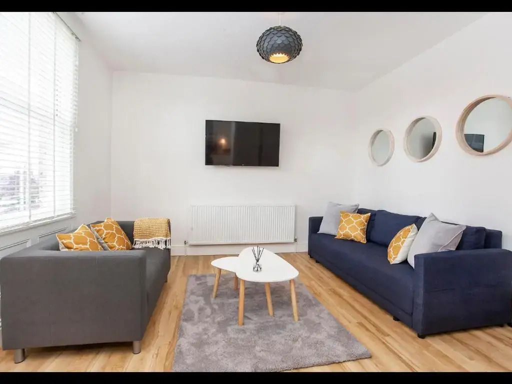 Apartment 5 Blue Bridge Court