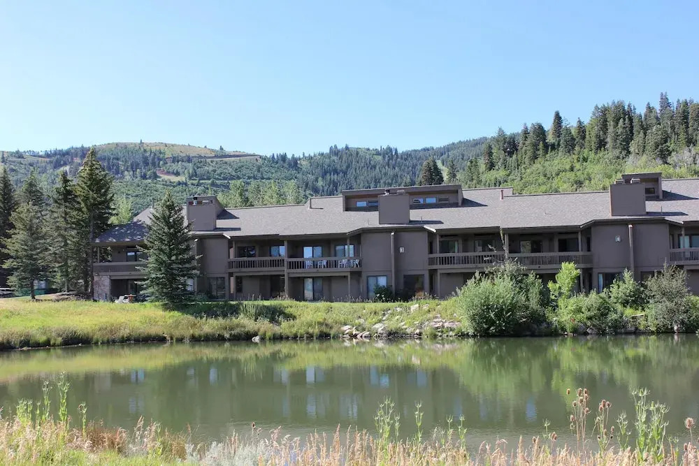 LAKESIDE 1629 townhouse