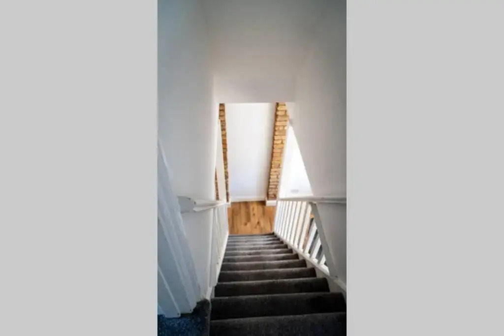 2 bed house, Wifi, dishwasher and garden. Long stay discounts