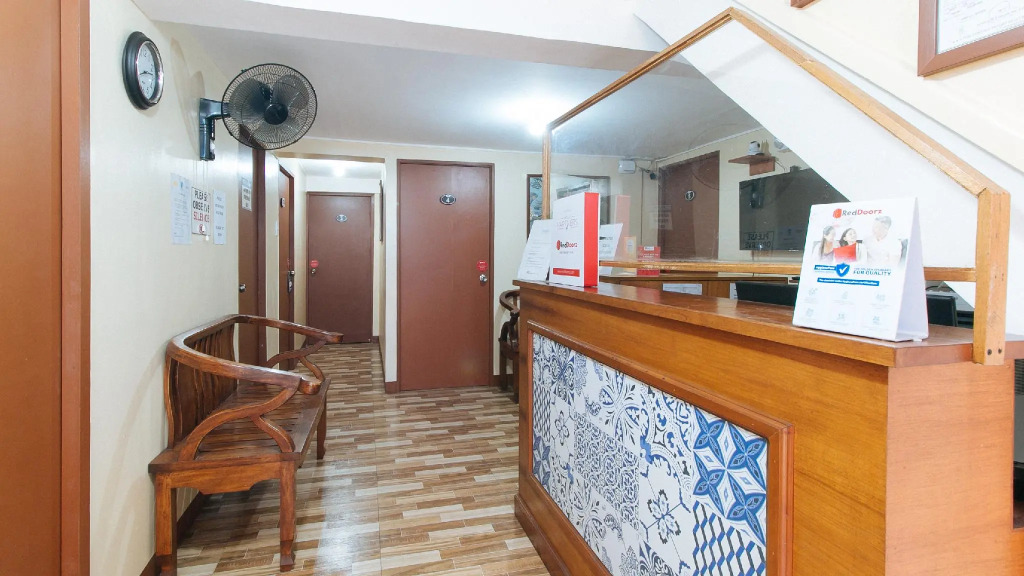 RedDoorz near PNR Espana Station