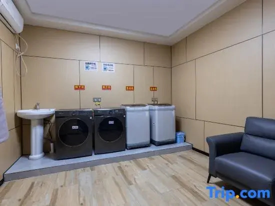 He Yi Plus Hotel (Zhuhai Shiren Wanda Plaza)